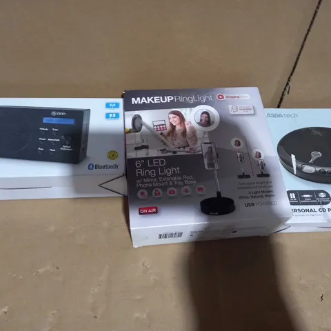 BOX OF APPROXIMATELY 10 ASSORTED ELECTRICAL ITEMS TO INCLUDE ONN DAB+/FM RADIO, DESIGNER 6" LED MAKEUP RING LIGHT, ASDA TECH PERSONAL CD PLAYER, ETC