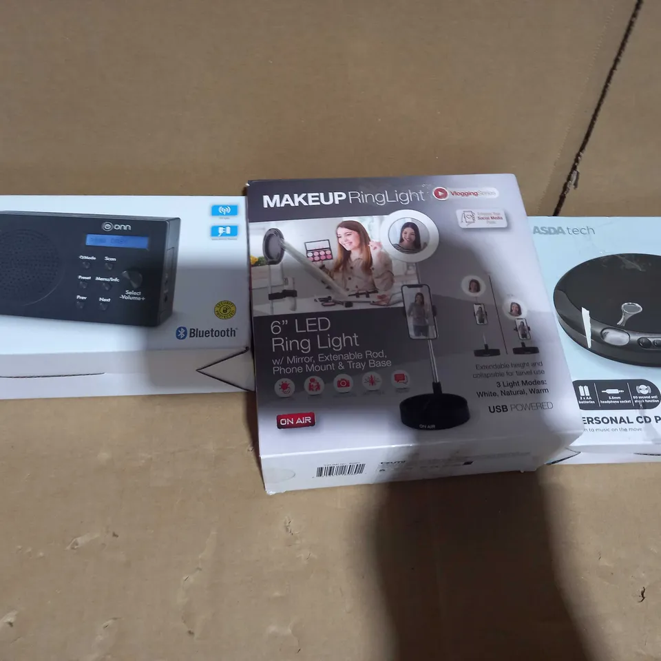 BOX OF APPROXIMATELY 10 ASSORTED ELECTRICAL ITEMS TO INCLUDE ONN DAB+/FM RADIO, DESIGNER 6" LED MAKEUP RING LIGHT, ASDA TECH PERSONAL CD PLAYER, ETC