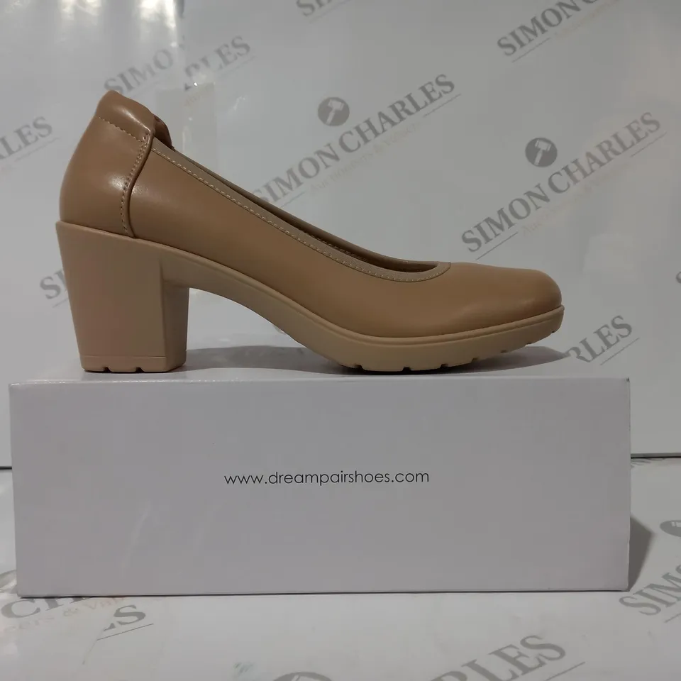 BOXED PAIR OF DREAM PAIRS CLOSED TOE BLOCK HEEL SLIP-ON SHOES IN NUDE UK SIZE 6