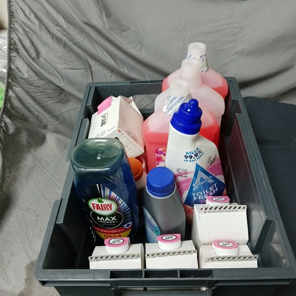 APPROXIMATELY 12 ASSORTED CLEANING ITEMS TO INCLUDE FAIRY, ASTONISH, CIF ETC