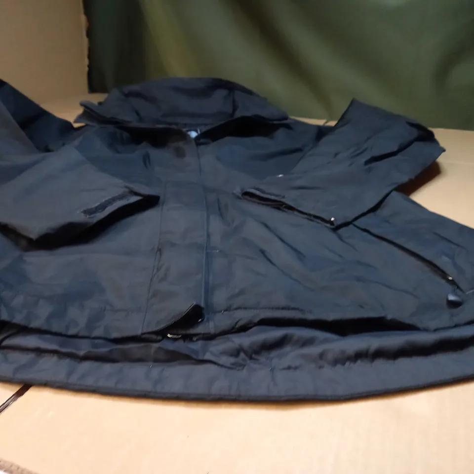 STYLE OF THE NORTH FACE BLACK/LOGO RAIN MAC - MEDIUM