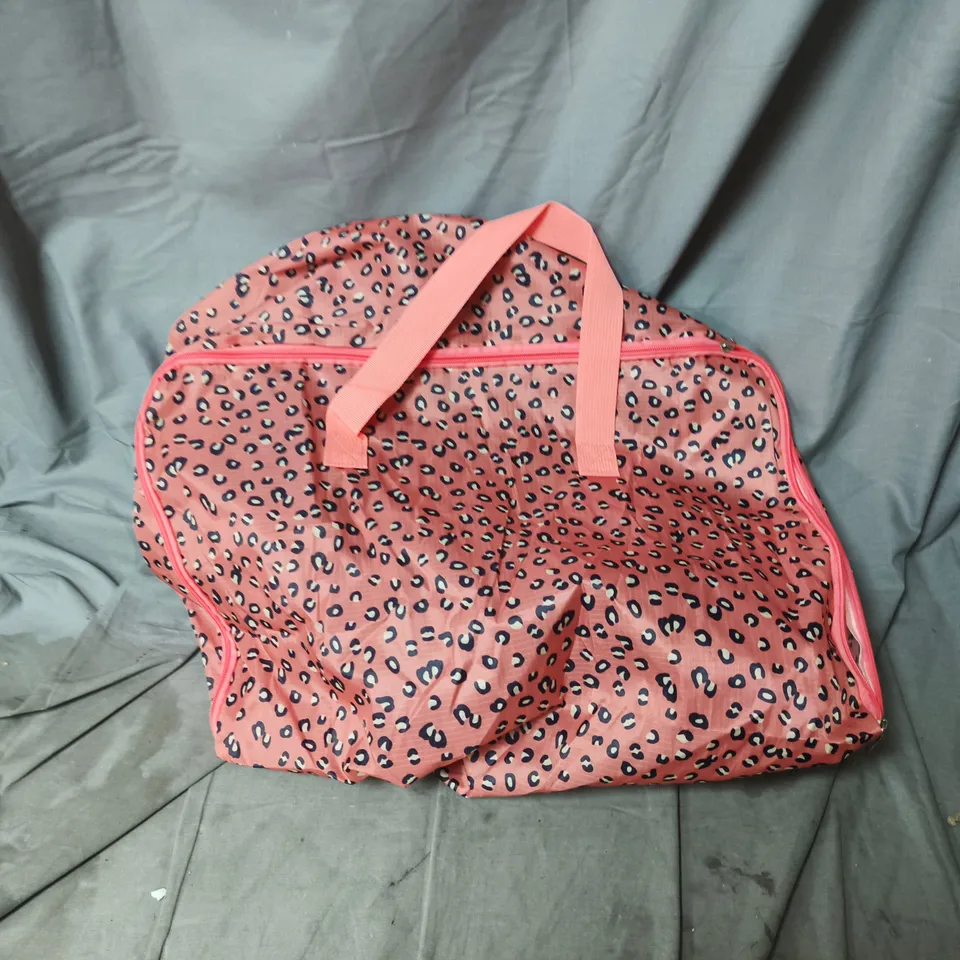 BOX OF APPROXIMATELY 12 ASSORTED ITEMS TO INCLUDE FLORAL HOLD ALL AND ANIMAL PRINT HOLD ALL