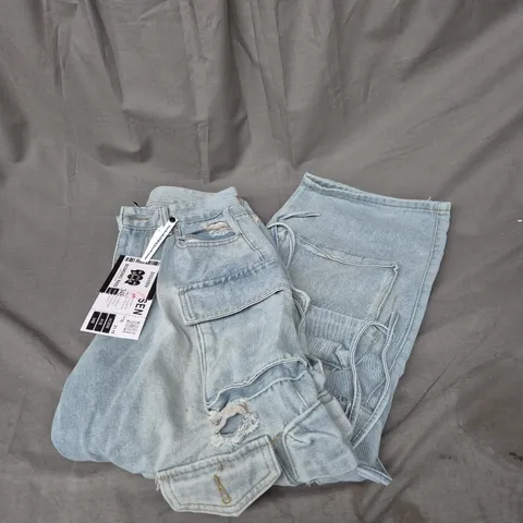 DISGUISEN DISTRESSED JEANS IN LIGHT WASH SIZE L