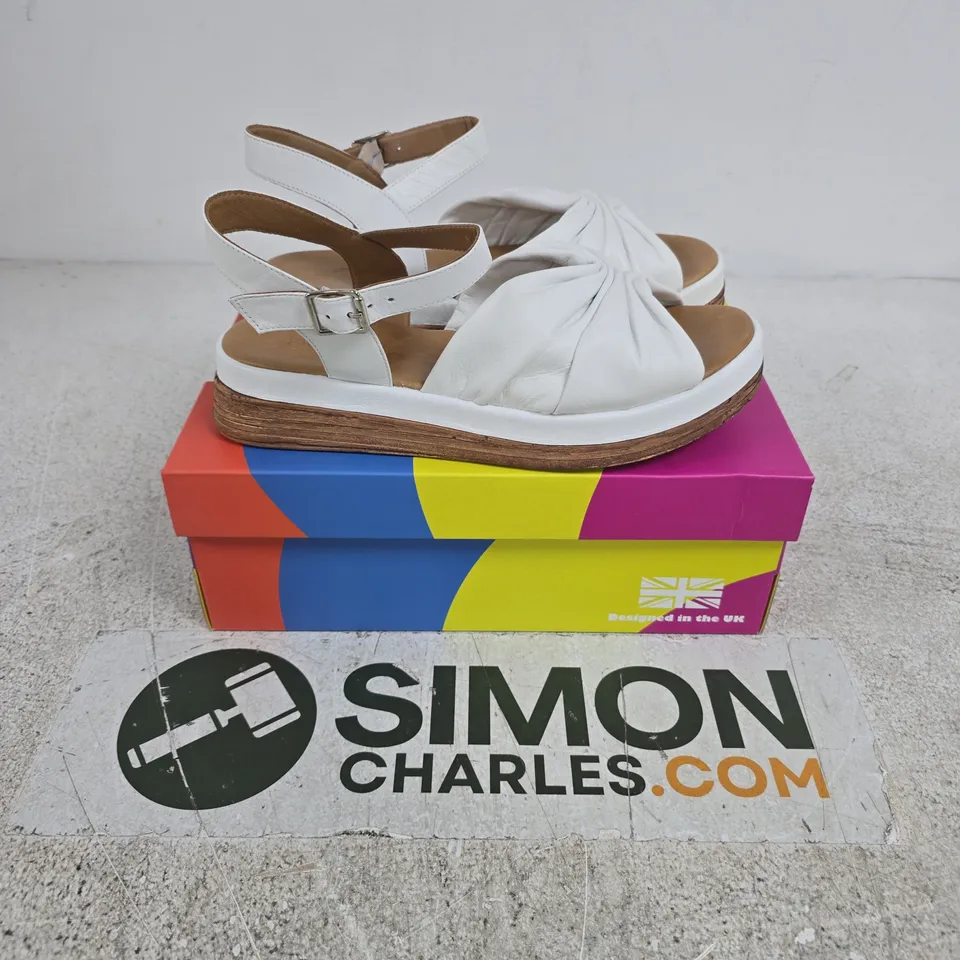 BOXED PAIR OF ADESSO ITALIA LEATHER SANDAL IN WHITE - SIZE 40
