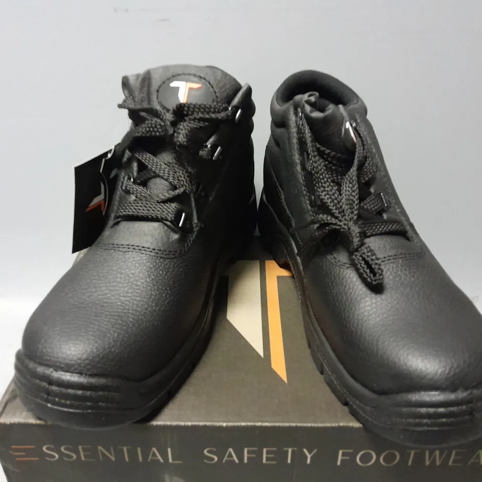 TUFFKING DELTA SAFETY CHUKKA BOOT STEEL TOECAP IN BLACK - SIZE 9