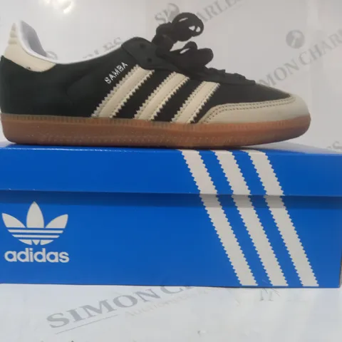 BOXED PAIR OF ADIDAS SAMBA OG SHOES IN BLACK/CREAM UK SIZE 4