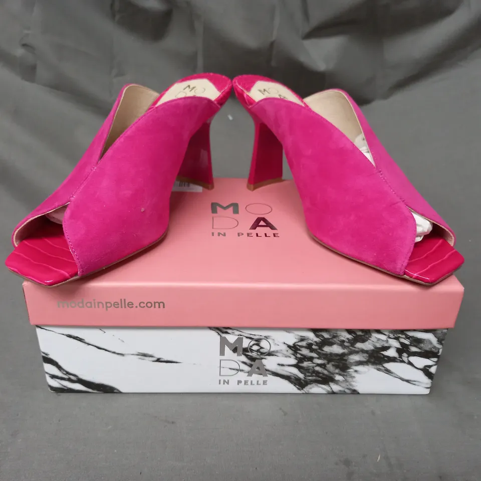 BOXED PAIR OF MODA IN PELLE LARYSSA MULES IN PINK SIZE 7