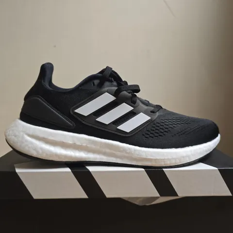 BOXED PAIR OF ADIDAS PUREBOOST 22 RUNNING SHOES – BLACK, UK 9 (MEN)