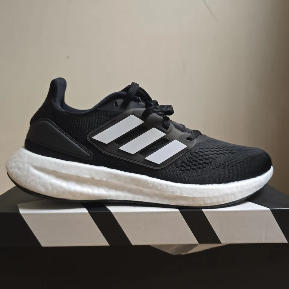 BOXED PAIR OF ADIDAS PUREBOOST 22 RUNNING SHOES – BLACK, UK 9 (MEN)