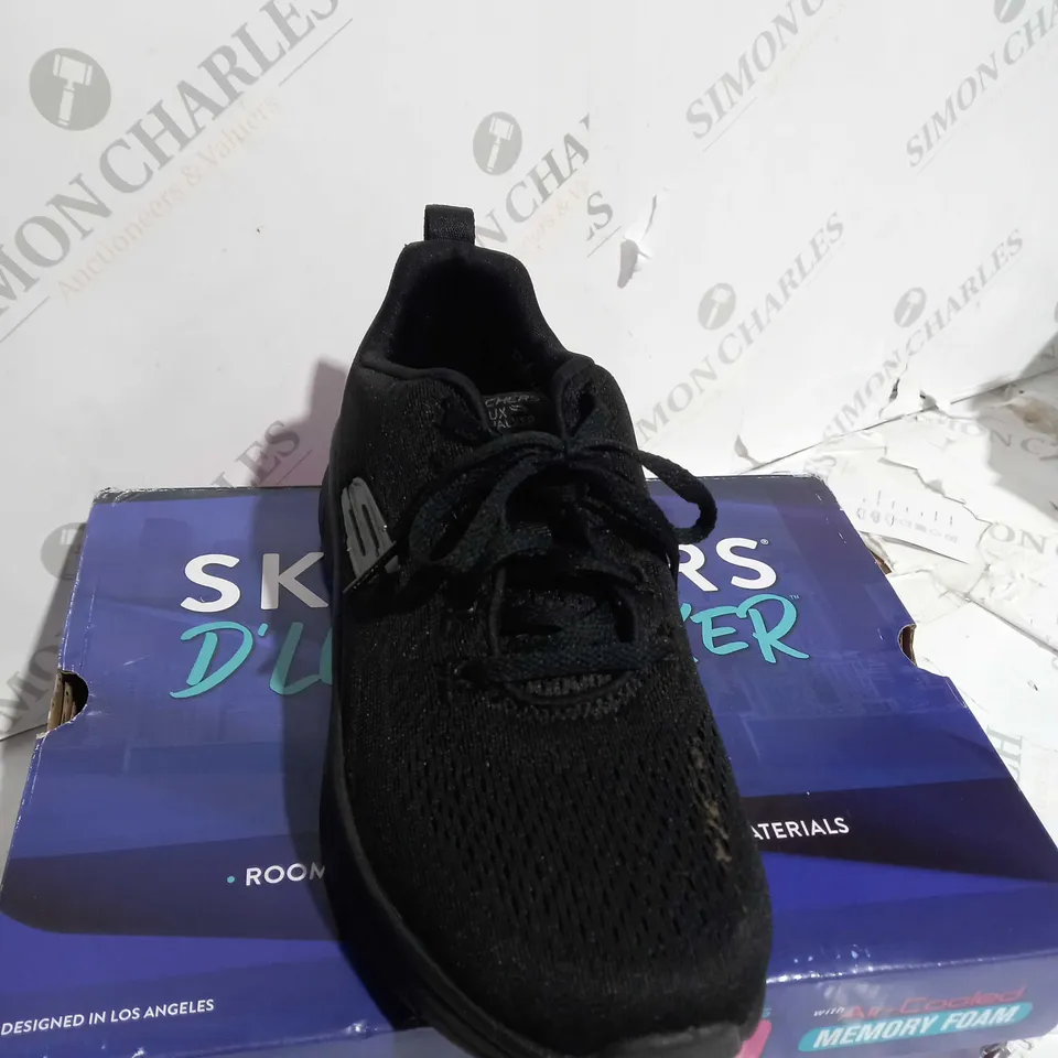 SKECHERS RELAXED FIT D'LUX WALKER - SIZE 3.5