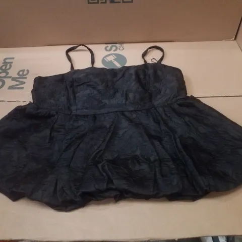 BOX CONTAINING APPROXIMATELY 22 BRAND NEW SIMPLY BE BLACK JACQUARD CAMI TOPS - SIZE 18