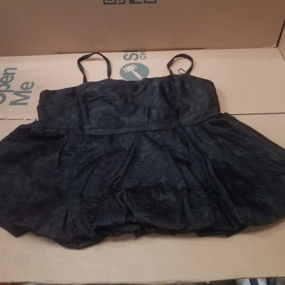 BOX CONTAINING APPROXIMATELY 22 BRAND NEW SIMPLY BE BLACK JACQUARD CAMI TOPS - SIZE 18
