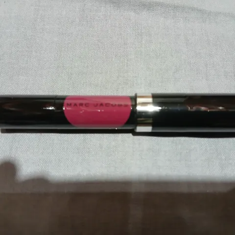 APPROXIMATELY 150 MARC JACOBS LIP GEL LIPSTICK – PLUM N GET IT 1.2G