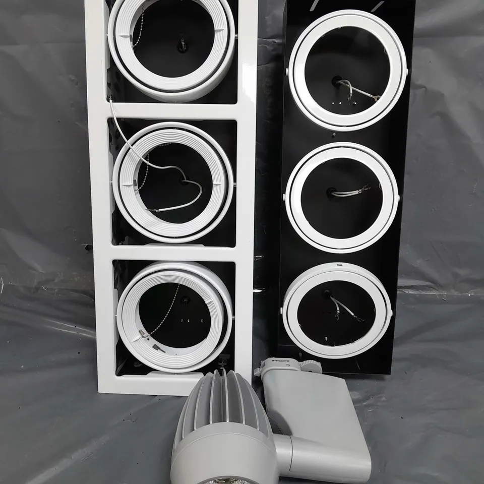 CAGE OF APPROXIMATELY 18 EMCOLITE LIGHTS TO INCLUDE LS522, ARDL2 DOWNLIGHT AND ARDG621 TRIMLESS DOWNLIGHT - COLLECTION ONLY