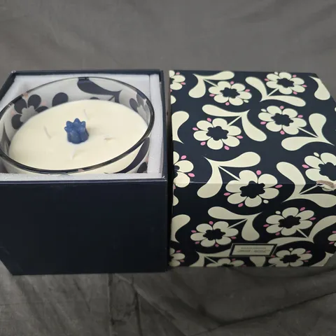 BOXED KIMBIE BOTANICA LILY OF THE VALLEY + VIOLET + MUSK SCENTED CANDLE - 1400G