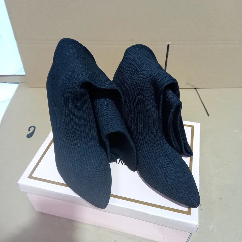 BOXEDPAIR OF SIZE 40 GIVANA BLACK BOOTS 