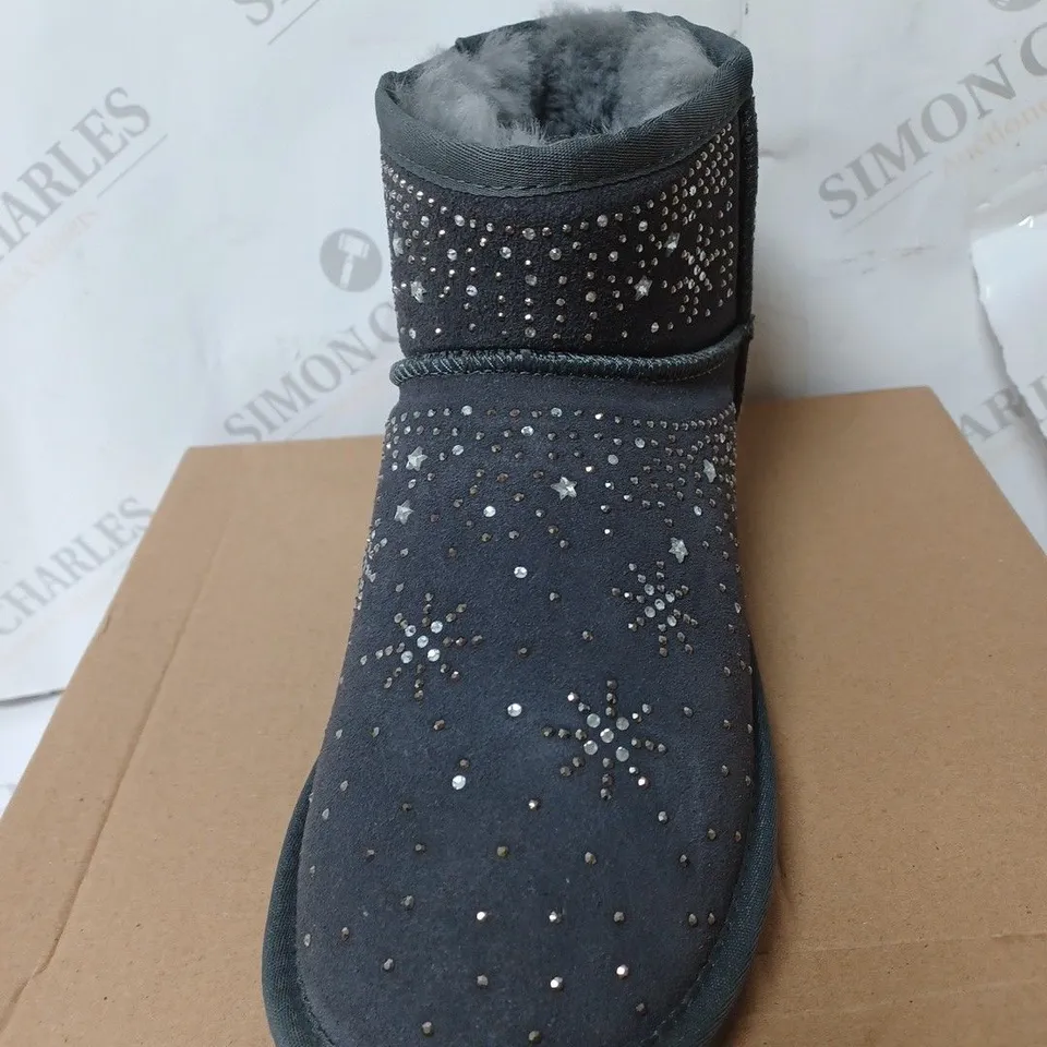 BOXED BONOVA SPARKLE SHEEPSKIN BOOTS, LIGHT GREY - SIZE 9