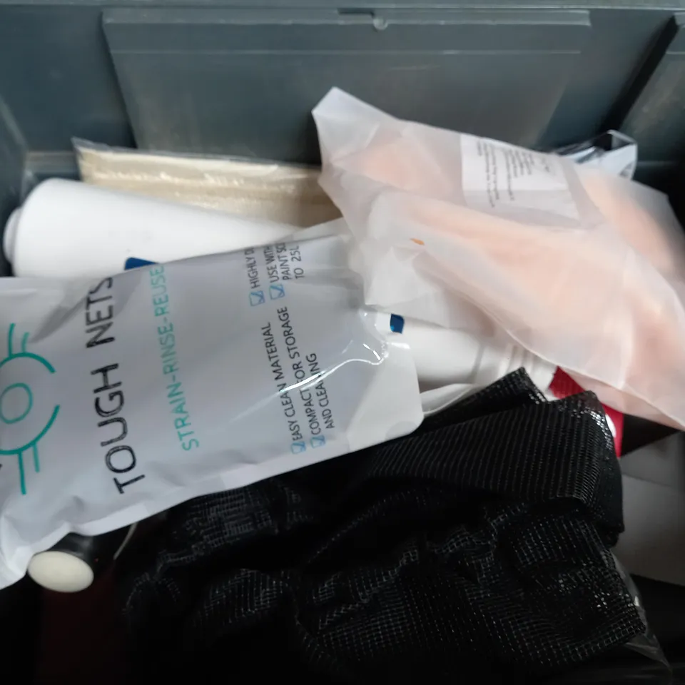 APPROXIMATELY 20 ASSORTED HOUSEHOLD ITEMS TO INCLUDE HAND GIPS , JEWELRY BOXES , TOUGH NET , ETC 