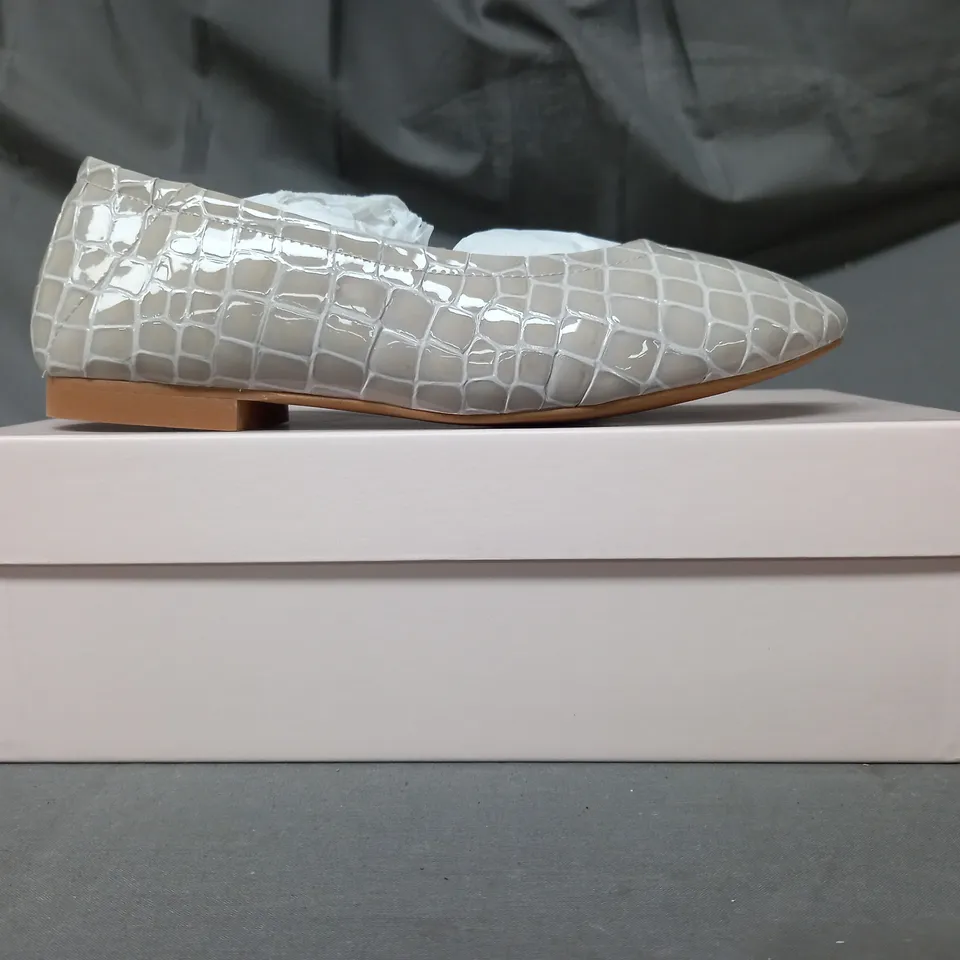 BOXED PAIR OF SOLEBLISS SLIP-ON SHOES IN PALE GREY CROC EU SIZE 37