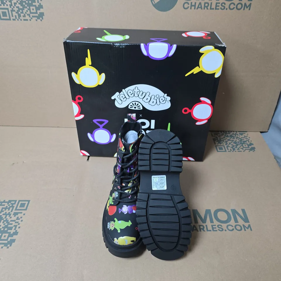 BOXED PAIR OF KOI TELETUBBIES SUPERDOME KIDZ BOOTS - KIDS UK SIZE 12