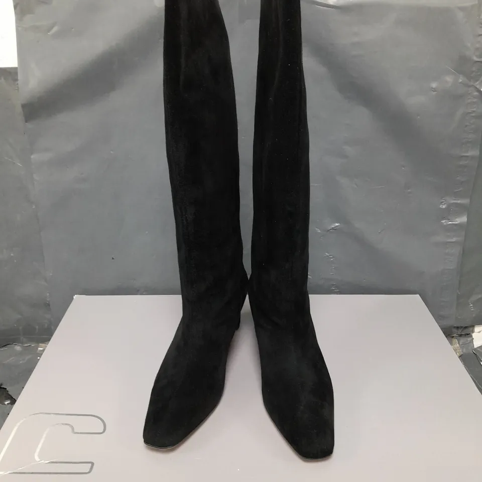 BOXED PAIR OF LOLA CRUZ KIRA KNEE BOOTS - 7.5