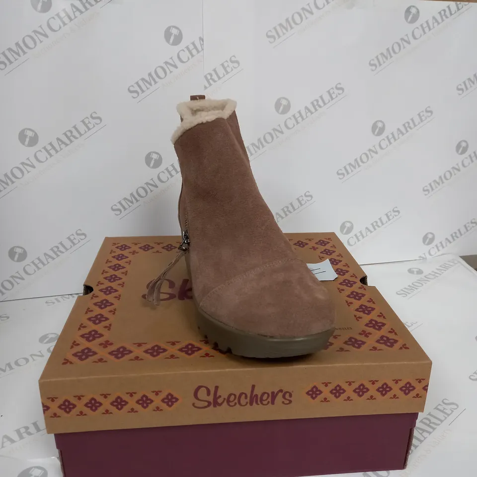 BOXED PAIR OF SKECHERS ANKLE BOOTS IN MUSHROOM UK SIZE 7