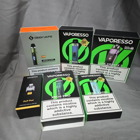 APPROXIMATELY 20 ASSORTED VAPES, E-CIGARETTES & ACCESSORIES TO INCLUDE GEEKVAPE WENAX Q PRO, VOOPOO PNP POD, VAPORESSO ZROS 4 MINI, ETC