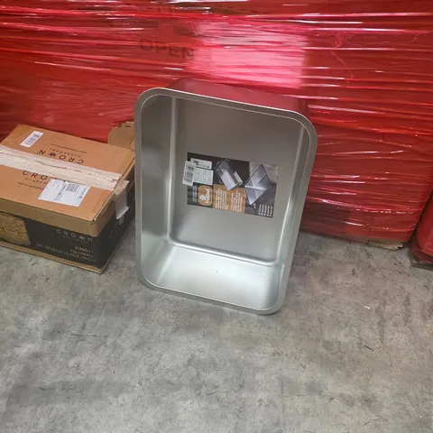 PALLET OF ASSORTED HOUSEHOLD GOODS AND PRODUCTS TO INCLUDE;CAT LITTER TRAY,GLASSES