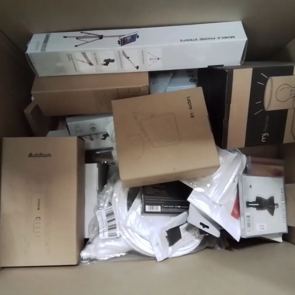 BOX CONTAINING LARGE AMOUNT OF BOXED ELECTRICAL ITEMS TO INCLUDE: POWER SOCKETS, POWER BANK, PHONE CASES, ETC.