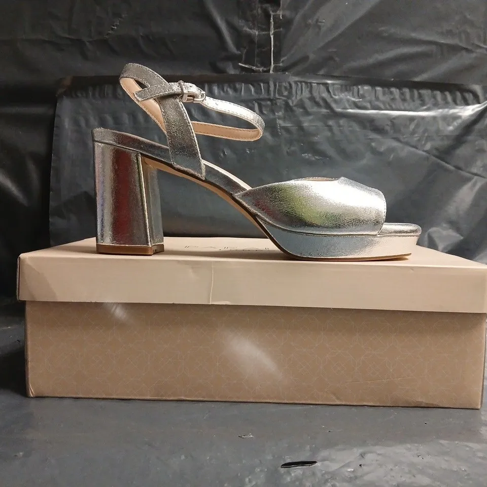 BOXED PAIR OF PARADOX LONDON PEEP TOE BLOCK HEEL SANDALS IN SILVER SIZE EU 39