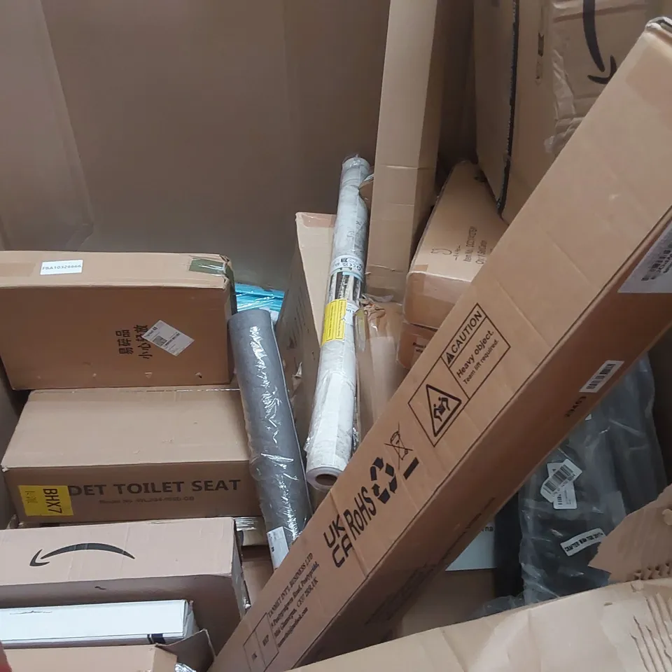 PALLET OF ASSORTED ITEMS INCLUDING: BIDET TOILET SEATS, HOLLYWOOD MAKEUP MIRROR, RUG, UNIVERSAL TOILET SEAT, ARM REST PILLOW ECT