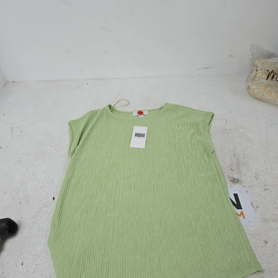 BOX OF APPROXIMATELY 20 ASSORTED ITEMS TO INCLUDE: & MAISI GREEN VEST TOP