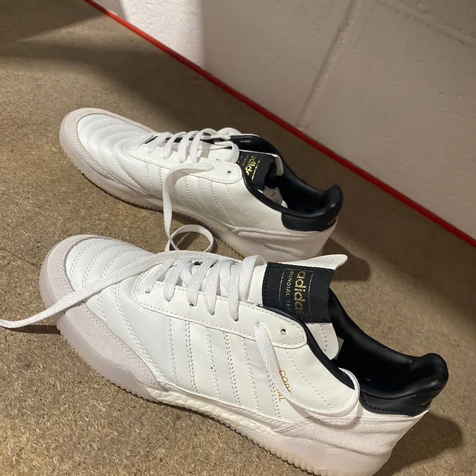 PAIR OF ADIDAS MUNDIAL TEAM WHITE TRAINERS SIZE 8 