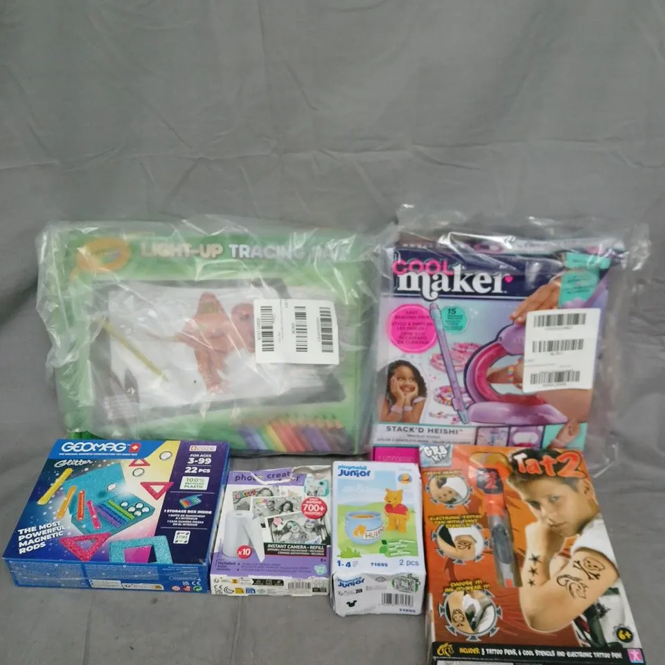 BOX OF APPROXIMATELY 8 ASSORTED TOYS TO INCLUDE - COOL MAKER BRACELET KIT - PLAYMOBIL WINNIE THE POOH FIGURE - TAT2 PEN - ETC