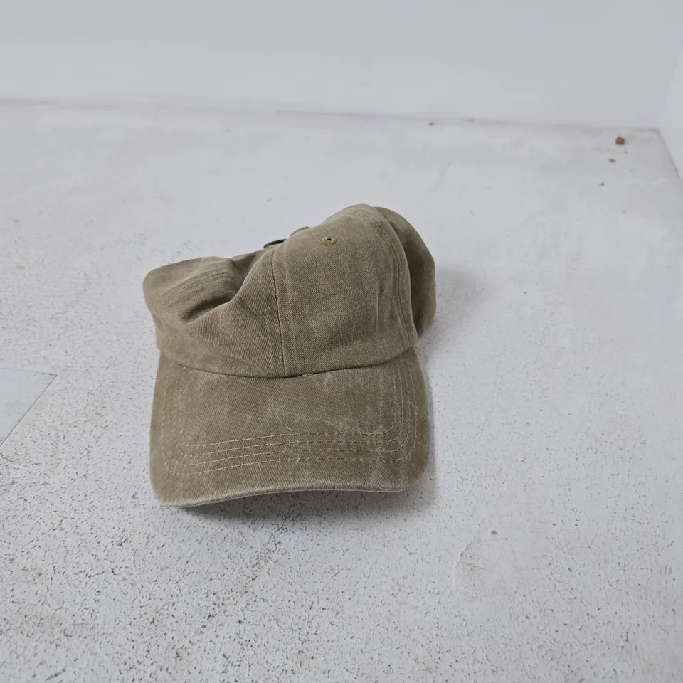 BOX OF APPROXIMATELY 20 ASSORTED ITEMS INCLUDING SOLIS OVER SHOULDER BAG AND FOREST BASEBALL CAP 