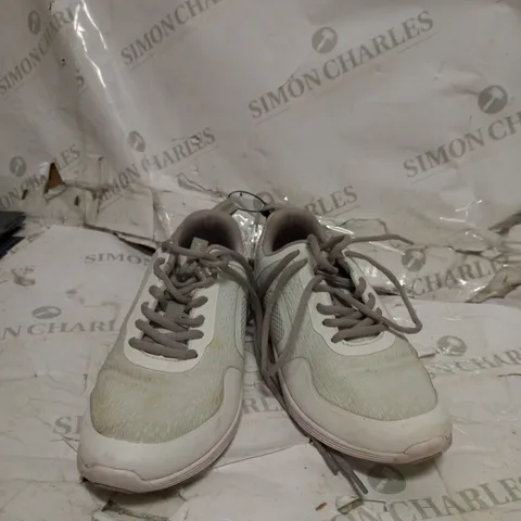 VIONIC AGILE JOJO TRAINERS SIZE 5 WHITE