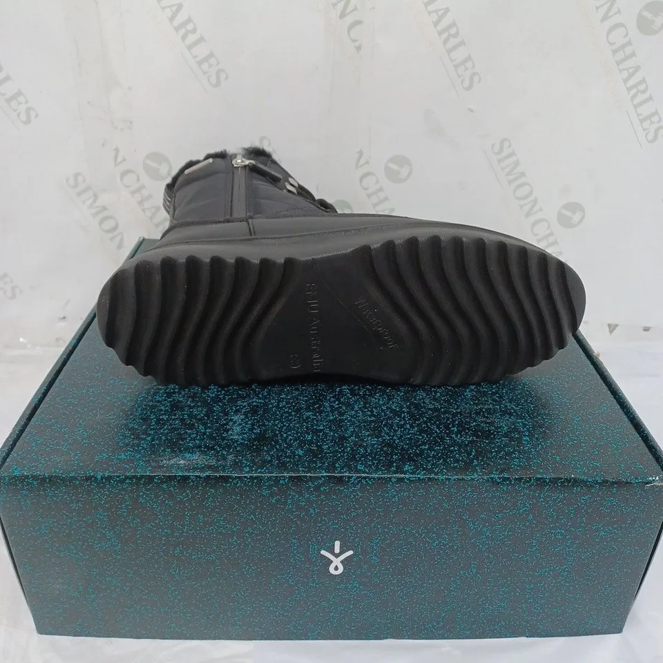 BOXED EMU AUSTRALIA LADIES SNOWY WATERPROOF BOOTS WITH REFLECTIVE TRIM BLACK SIZE 8