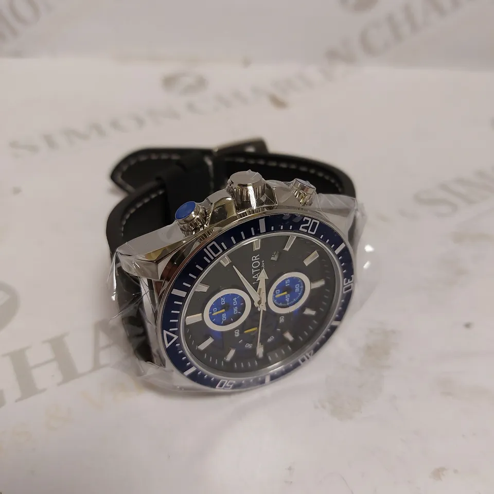 MEN’S LATOR CALIBRE L9180 CHRONOGRAPH WATCH – 42 MM CASE – BLACK DIAL WITH BLUE DETAILING – LEATHER STRAP – CHRONOGRAPH MOVEMENT WITH DATE FUNCTION -