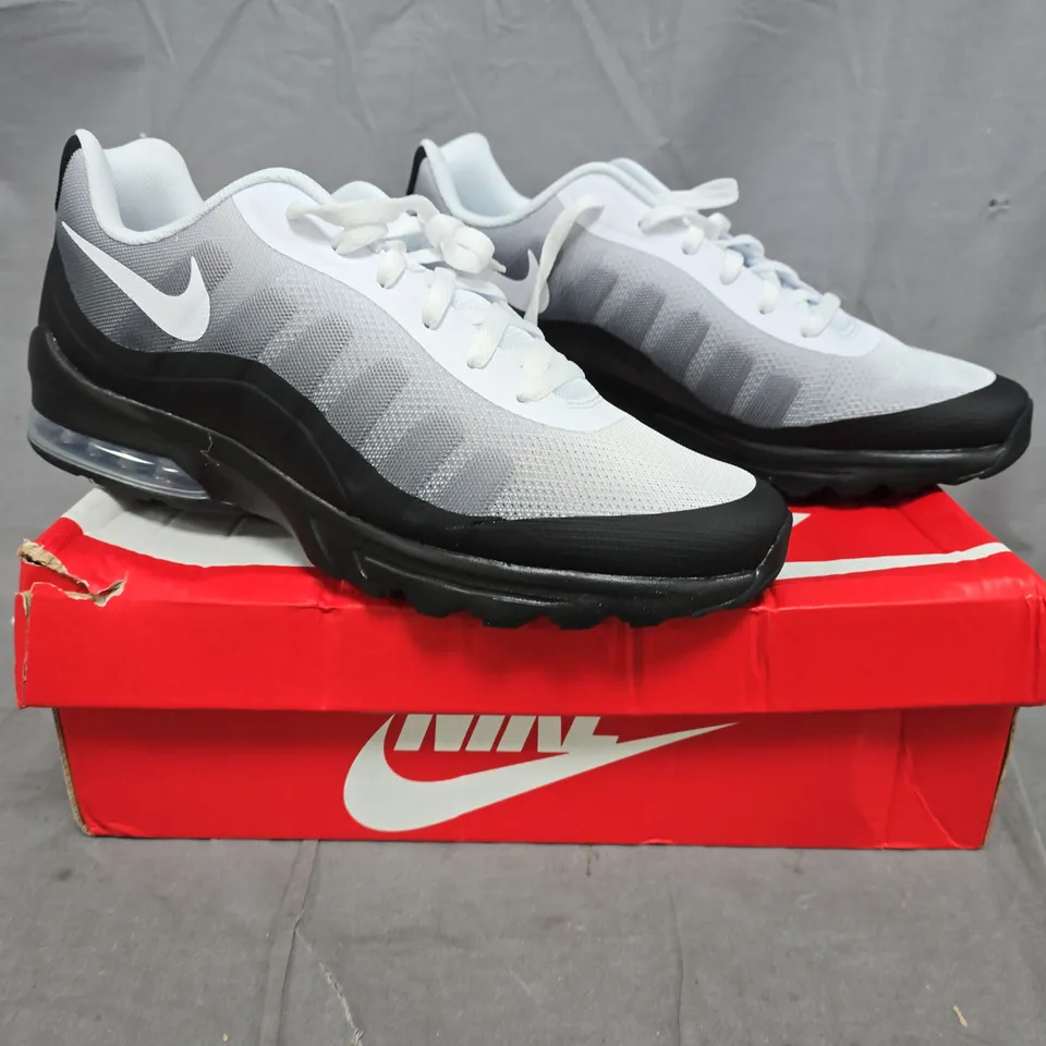 BOXED PAIR OF NIKE AIR MAX SHOES IN GREY/WHITE/BLACK SIZE UK 13