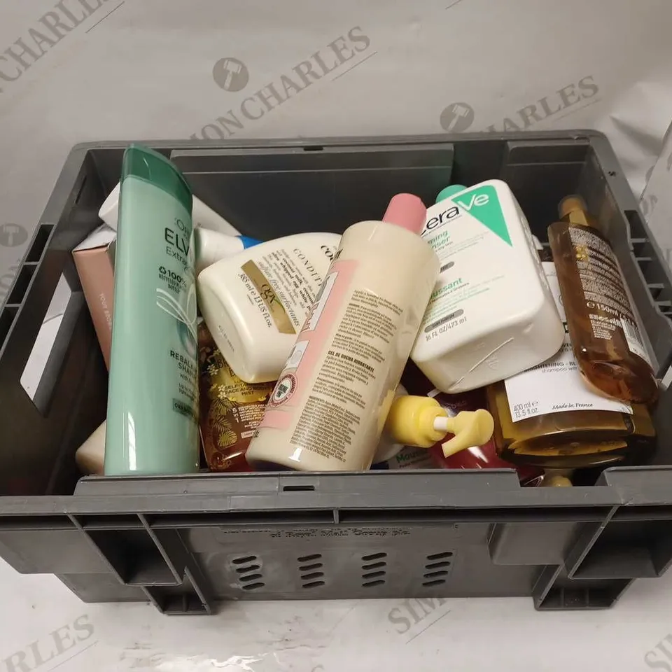 LOT OF APPROXIMATELY 35 COSMETICS ITEMS TO INCLUDE LOREAL ELVIVE EXTRAORDINARY CLAY SHAMPOO, LOREAL PARIS ELVIVE MOISTURE WRAPPING MASK, CERAVE FAOMING CLEANSER, ETC
