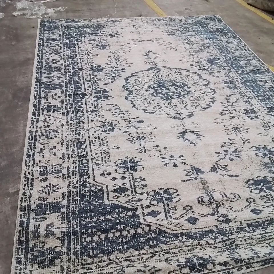 QUALITY DESIGNER AREA RUG APPROXIMATELY 290X200CM