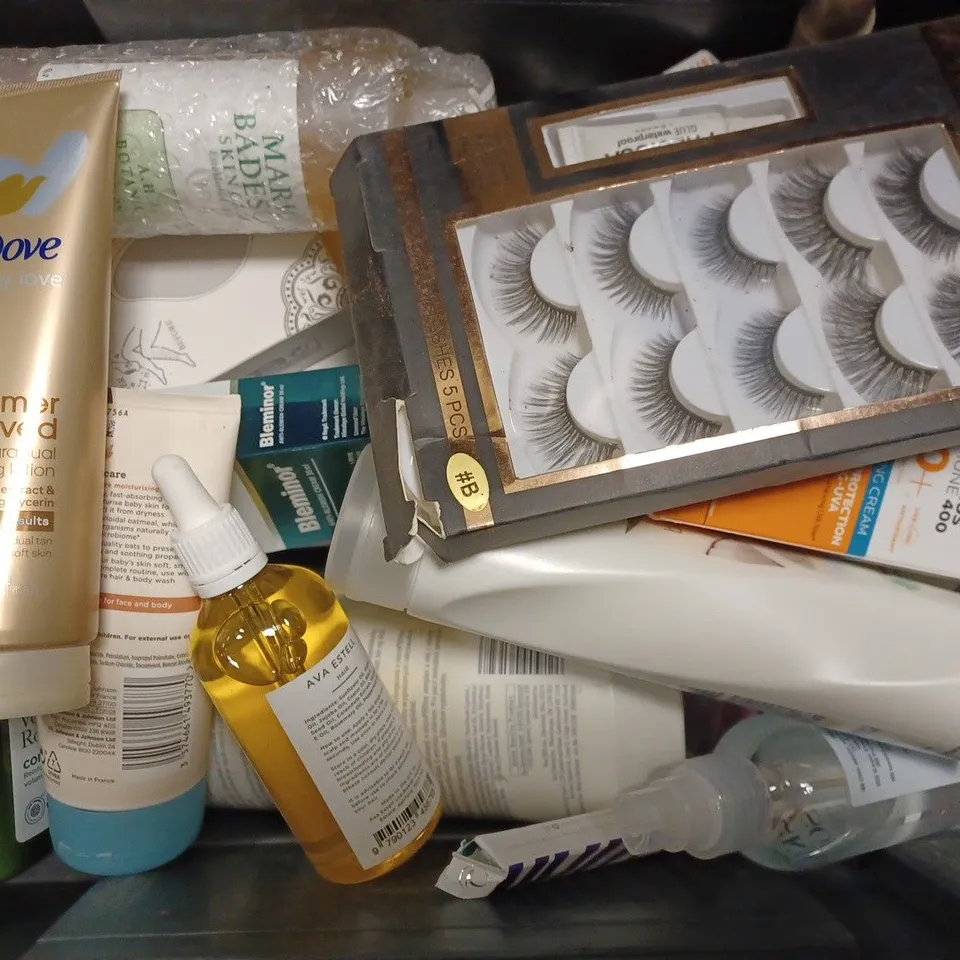 BOX OF APPROX 20 ASSORTED HEALTH AND BEAUTY ITEMS TO INCLUDE - DOVE RESTORING CARE - AVALON ORGANICS ROSEMARY CONDITION - AVEENO BABY DAILY CARE ECT