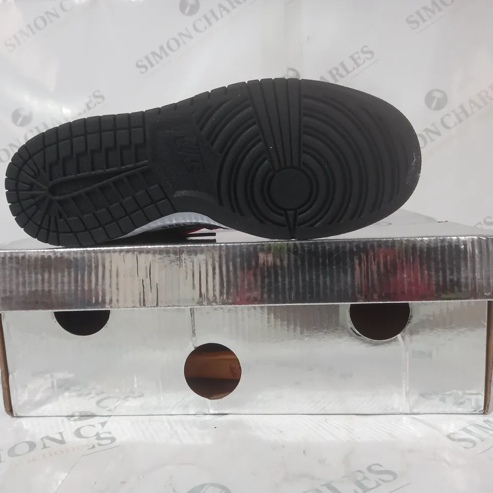 BOXED PAIR OF NIKE DUNK LOW SHOES IN BLACK/WHITE UK SIZE 4.5