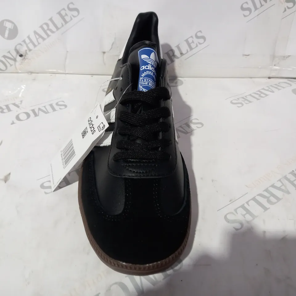 PAIR OF ADIDAS SAMBA SHOES IN BLACK/WHITE UK SIZE 6.5