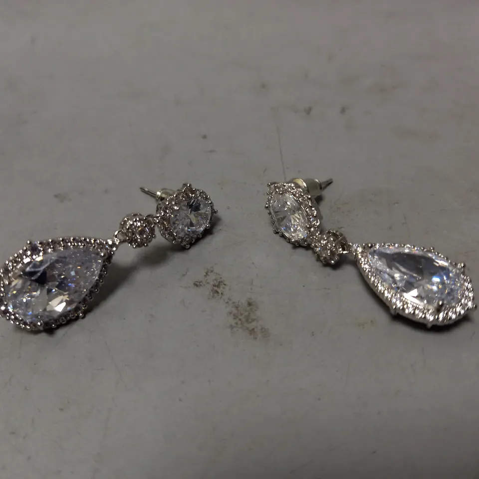 BOXED SWAVO DIAMANTE EARRINGS