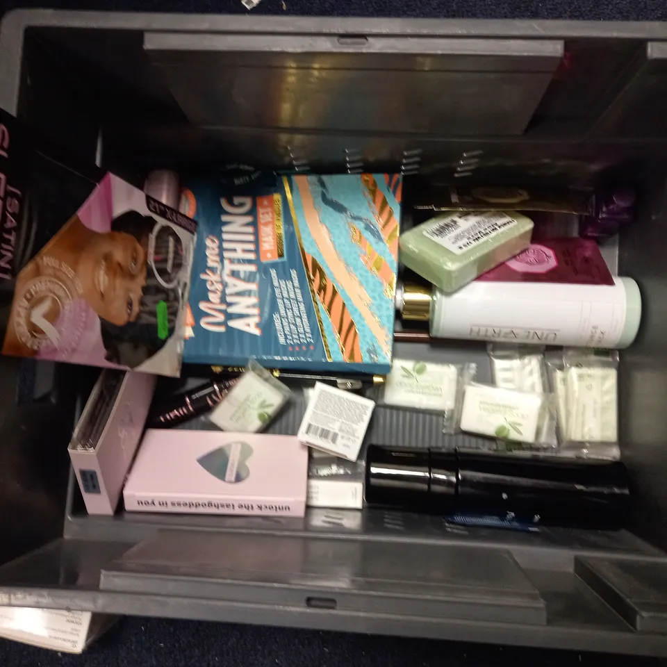 APPROXIMATELY 20 ASSORTED COSMETICS ITEMS TO INCLUDE LOREAL ALOE WATER 72HR LIQUID MOISTURISER (70ml), NIVEA FRIMING BODY LOTION (400ml), JUST FOR MEN MOUSTACHE & BEARD, ETC
