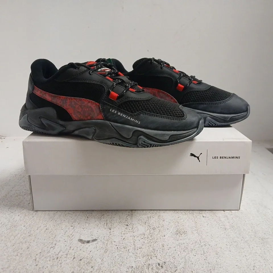 BOXED PAIR OF PUMA STORM LES BENJAMINS TRAINERS IN BLACK/RED SIZE UK 7