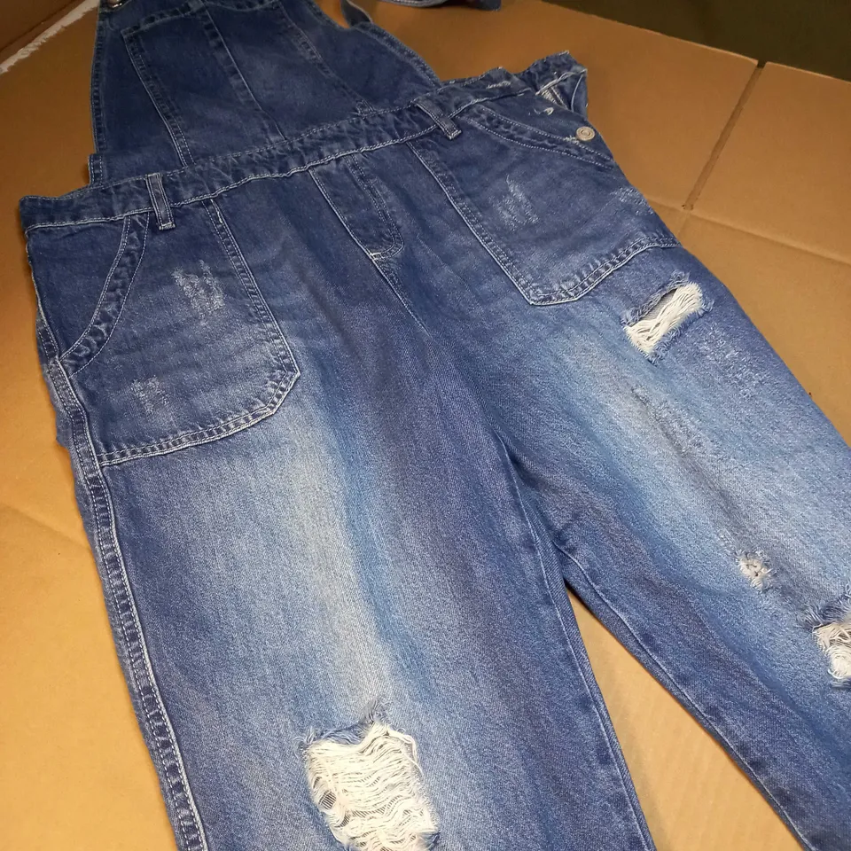 BOOHOO PETITE MID BLUE DISTRESSED 3/4 DUNGAREE'S - SIZE 16