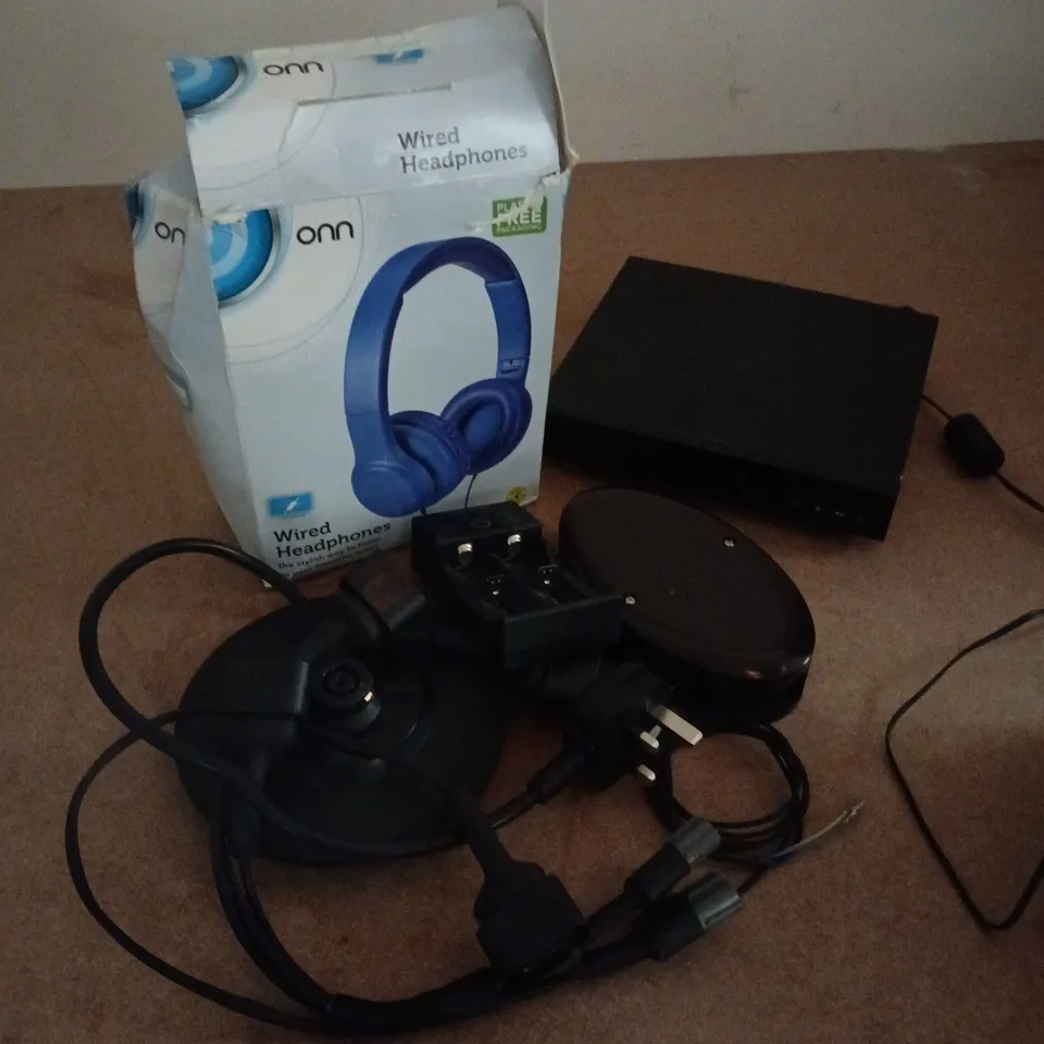 APPROXIMATELY 6 ASSORTED ELECTRICAL PRODUCTS TO INCLUDE WIRED HEADPHONES, DVD PLAYER, CABLES, ETC
