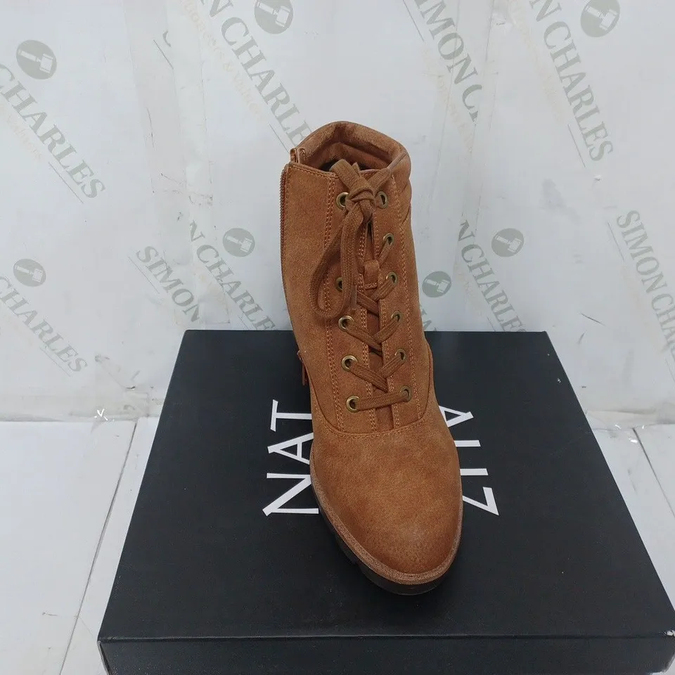 BOXED PAIR OF NATURALIZER BOOTS IN TAN SIZE 5   